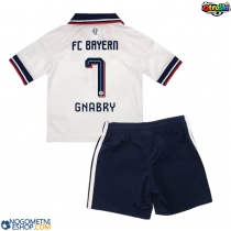 Otroški Nogometni dresi Bayern Munich Serge Gnabry #7 Gostujoči 2026-27 Kratek Rokav (+ Kratke hlače)